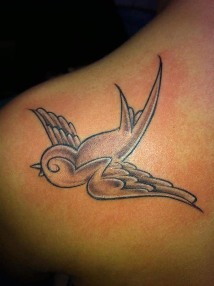 tatouage d'une hirondelle