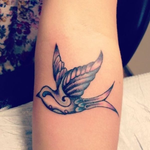 tatouage d'une hirondelle