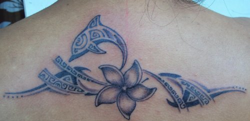 tatouage dauphin omoplate