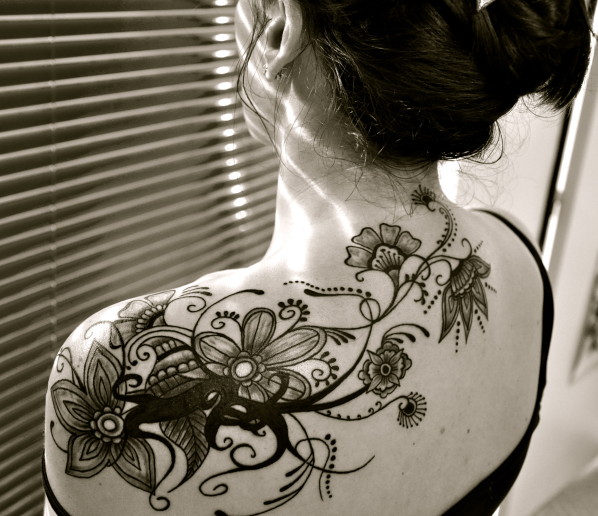 tatouage de recouvrement omoplate