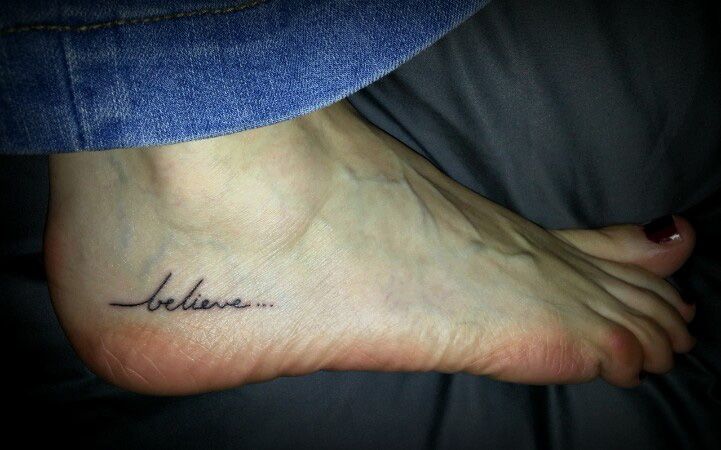tatouage discret au pied