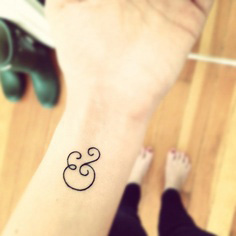 tatouage discret au poignet