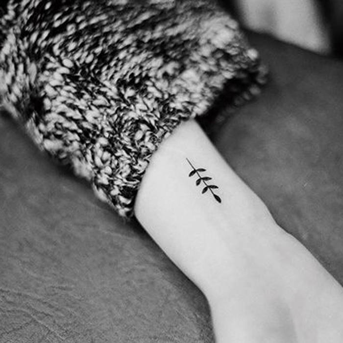tatouage discret au poignet