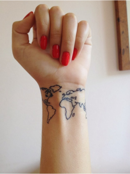 tatouage discret au poignet femme