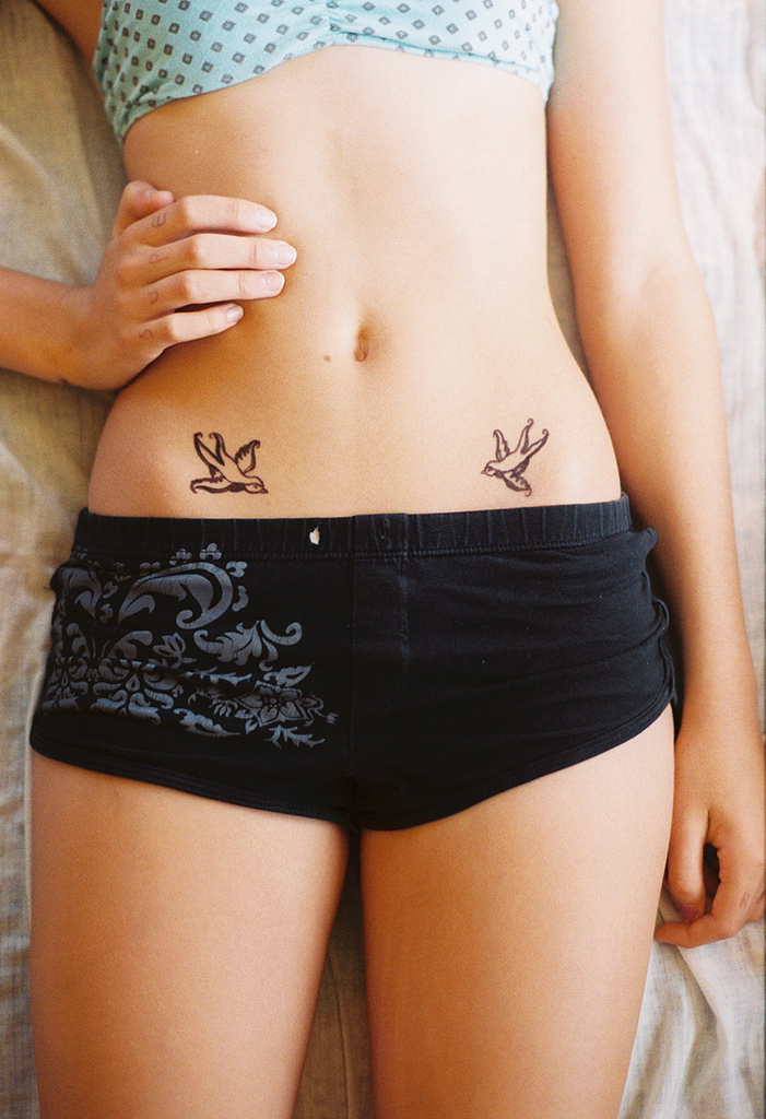 tatouage discret bas ventre