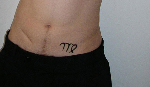 tatouage discret bas ventre