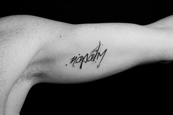 tatouage discret biceps