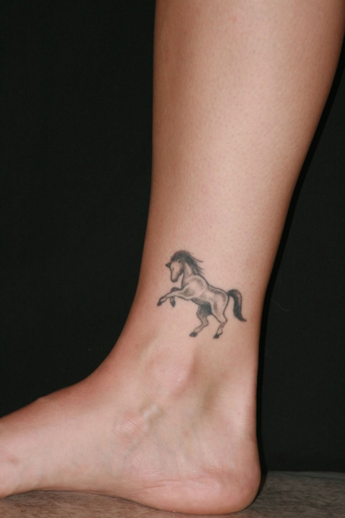 tatouage discret cheval