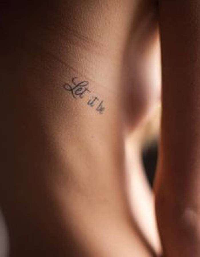 tatouage discret cote