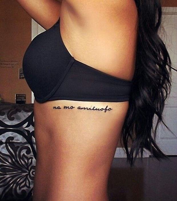 tatouage discret cote