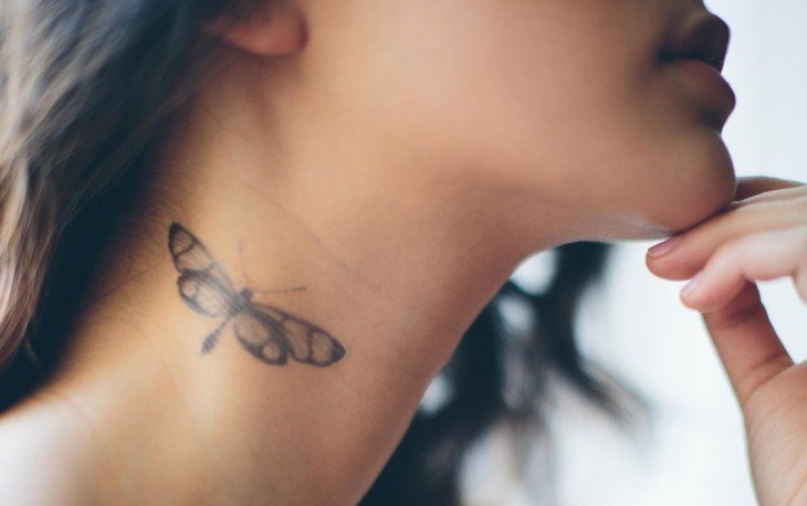tatouage discret cou