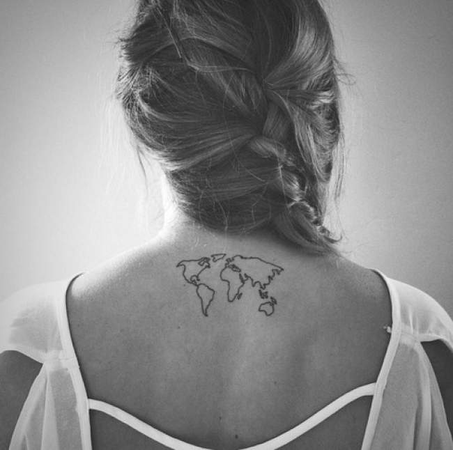 tatouage discret dans le dos