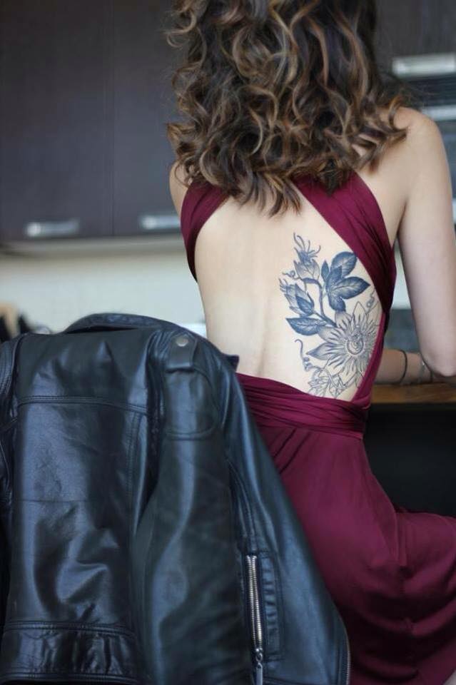 tatouage discret dans le dos