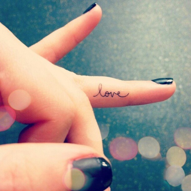 tatouage discret doigt