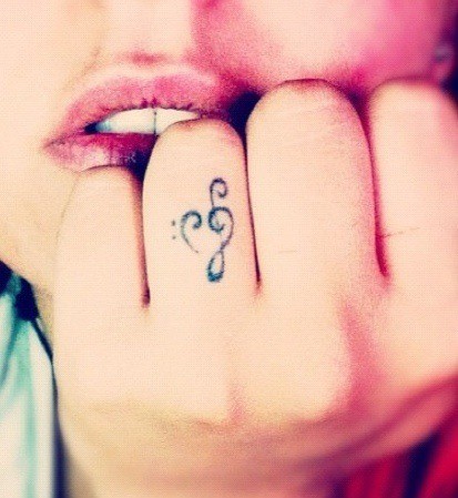 tatouage discret doigt