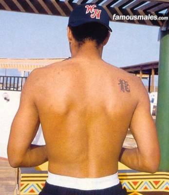 tatouage discret dos homme
