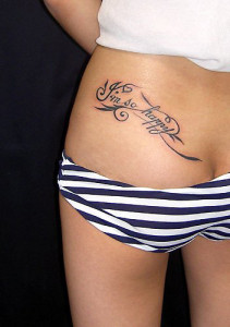 tatouage discret en bas du dos
