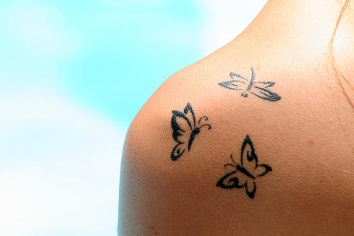 tatouage discret épaule