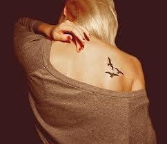 tatouage discret épaule