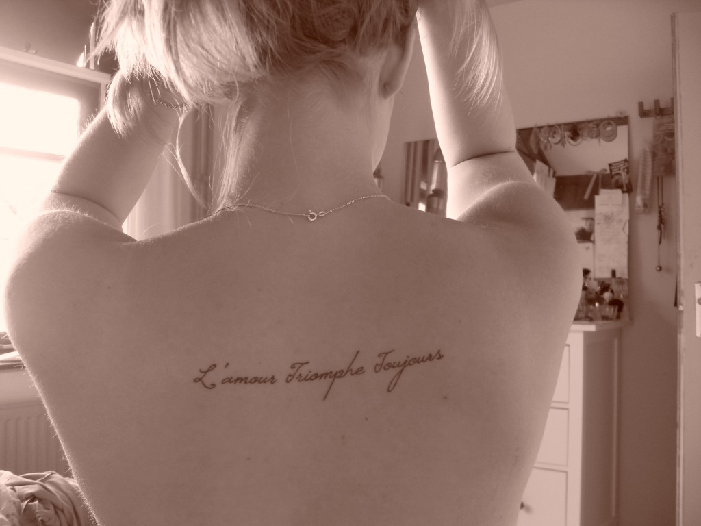 tatouage discret épaule femme
