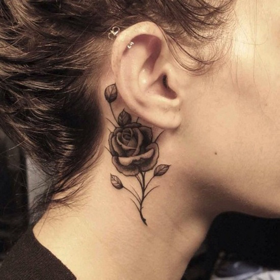 tatouage discret femme cou