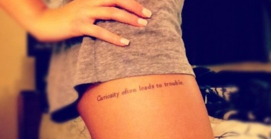 tatouage discret femme cuisse