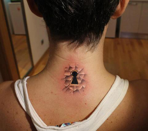 tatouage discret femme nuque