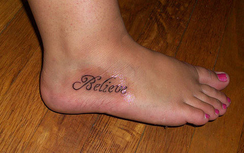tatouage discret femme pied