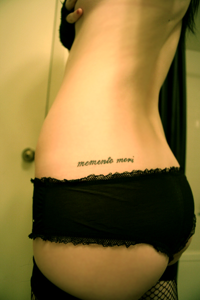 tatouage discret hanche