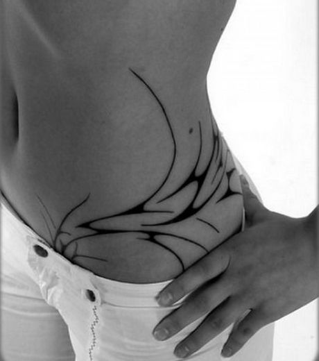 tatouage discret hanche