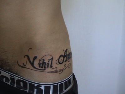 tatouage discret hanche