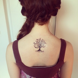 tatouage discret haut dos