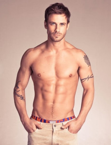 tatouage discret homme dos