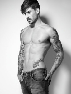 tatouage discret homme hanche