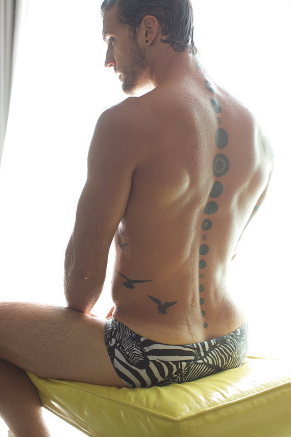 tatouage discret homme hanche