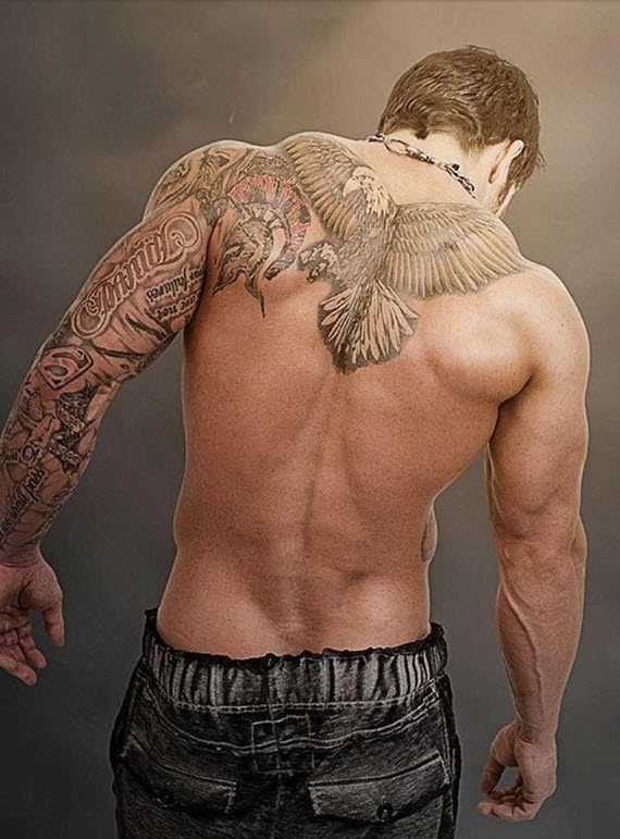 tatouage discret homme hanche