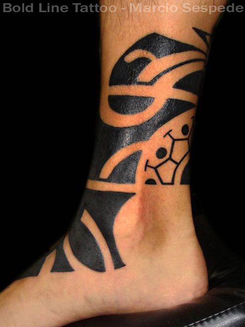 tatouage discret homme mollet