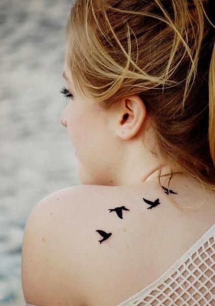 tatouage discret oiseau