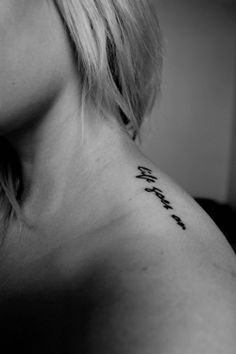 tatouage discret omoplate