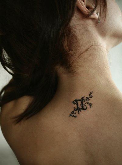tatouage discret omoplate