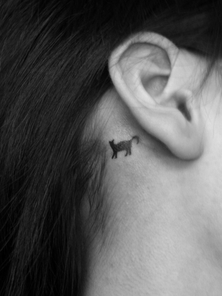 tatouage discret oreille