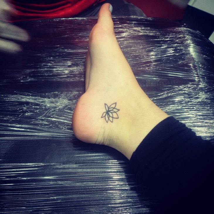 tatouage discret pied femme