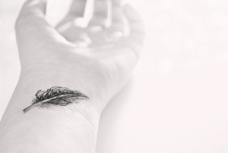 tatouage discret plume