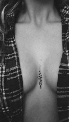 tatouage discret poitrine