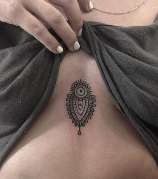 tatouage discret poitrine