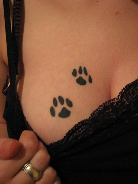 tatouage discret poitrine