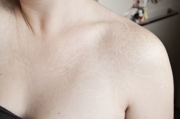 tatouage discret poitrine