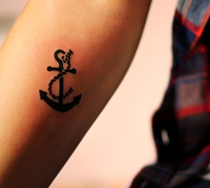 tatouage discret sur la main
