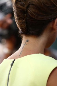 tatouage discret sur la nuque