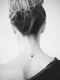 tatouage discret sur la nuque